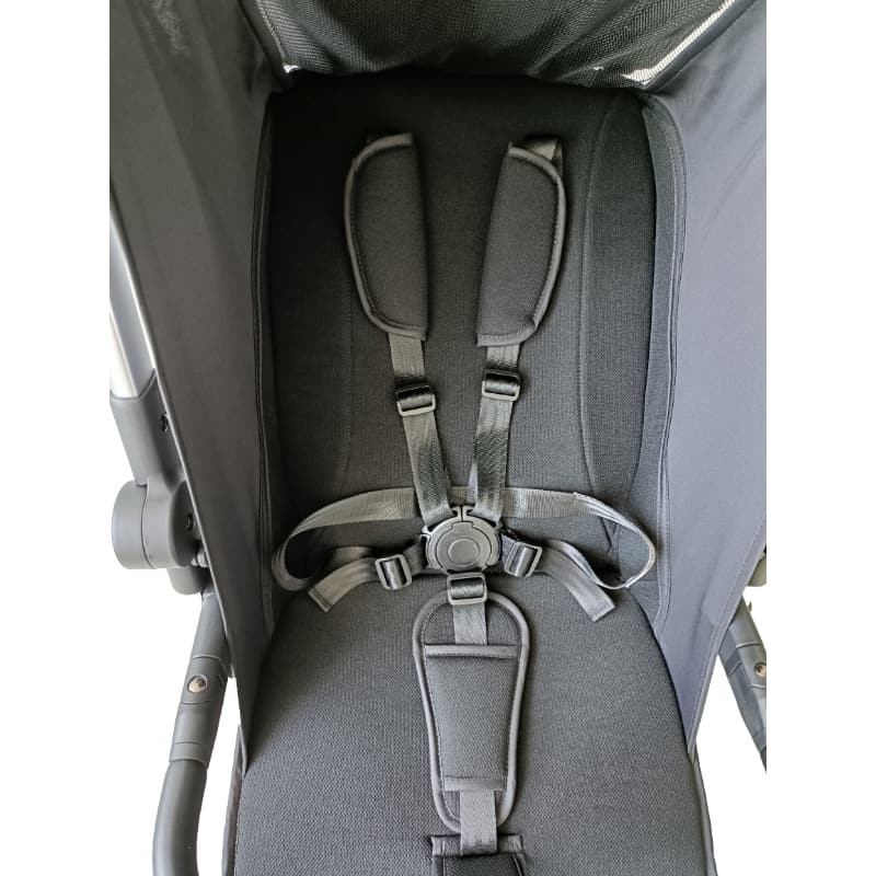 5-point Harness with Shoulder Pads